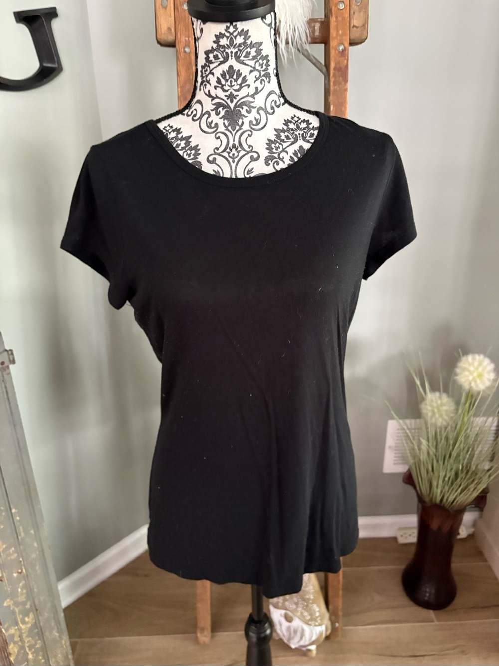 Classic Black Women's Short-Sleeve Tee - Everyday Essential